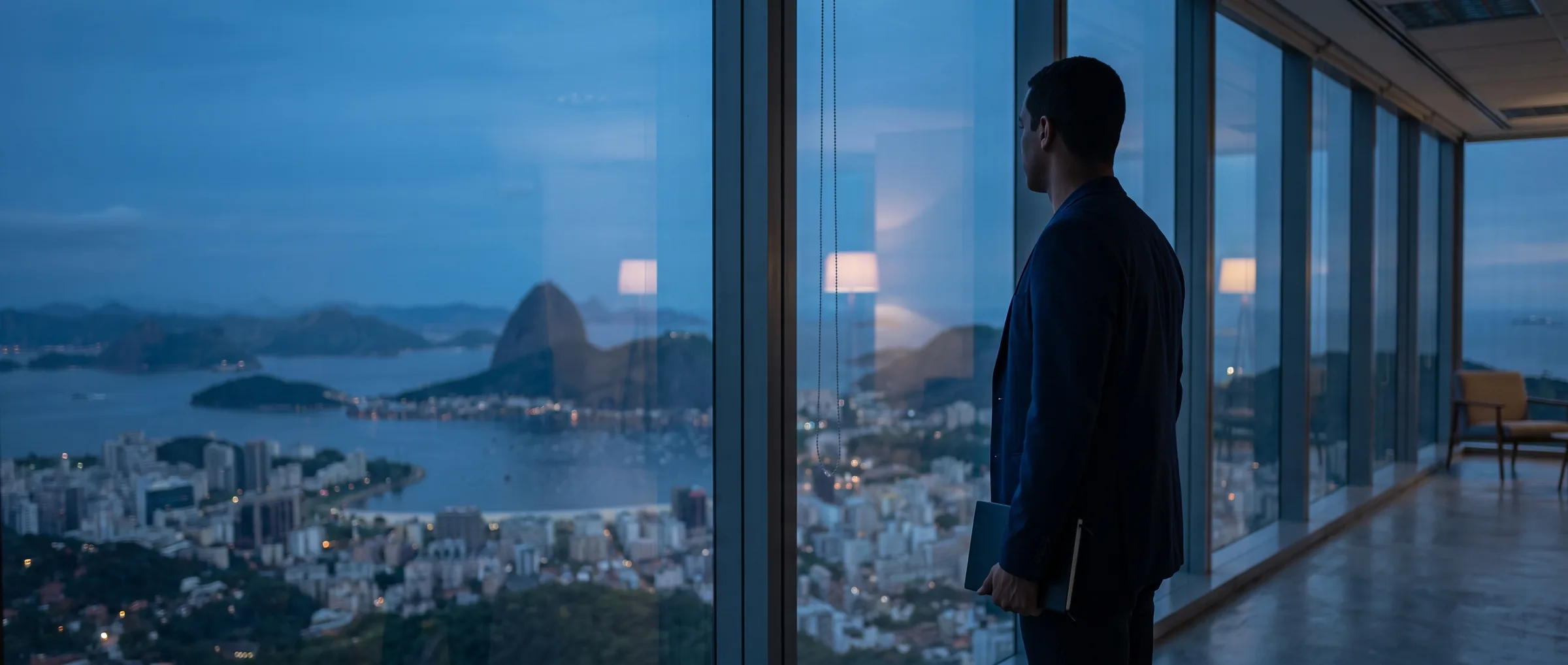 Profissional observando a cidade ao entardecer